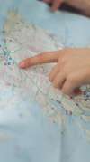 Finger zeigt auf Stelle einer Landkarte